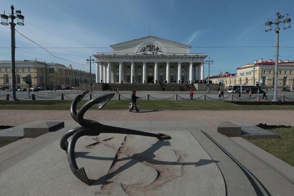 Здание Биржи на Биржевой площади в Санкт-Петербурге