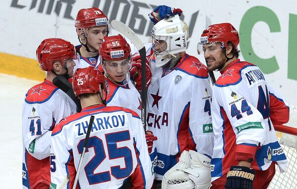 Хоккеисты ПХК ЦСКА радуются победе над Атлантом