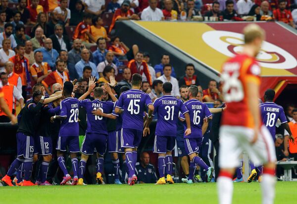 Футболисты Андерлехта радуются забитому мячу в ворота Галатасарая