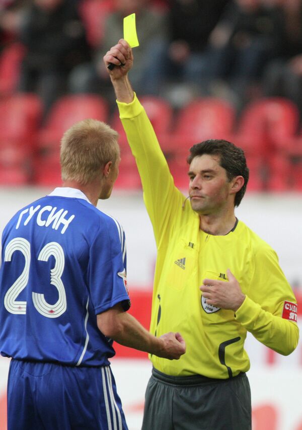 Андрей Гусин получает желтую карточку