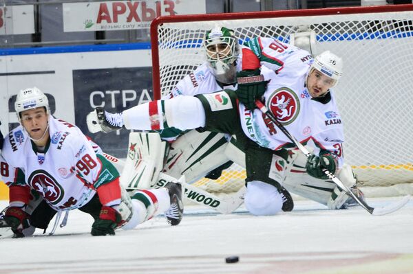 Хоккеисты Ак Барса Федор Малыхин, Эмиль Гарипов и Яков Рылов (слева направо)