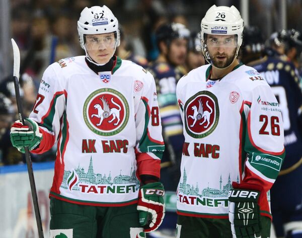 Хоккеисты Ак Барса Евгений Медведев и Шон Хешка (справа)