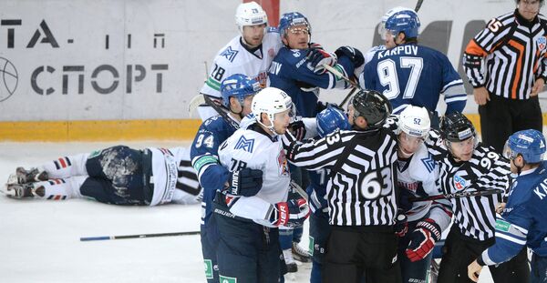 Судьи разнимают игроков ХК Динамо и ХК Металлург в игровом эпизоде с получением травмы Сергеем Мозякиным (крайний слева)