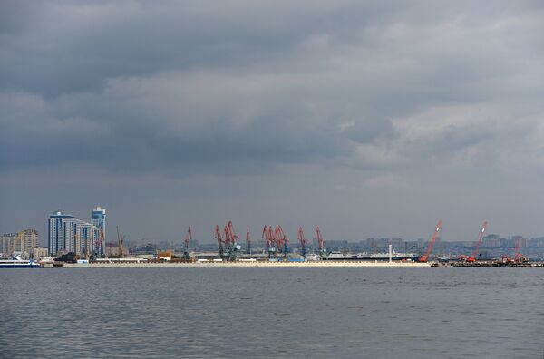 Вид на порт в Баку