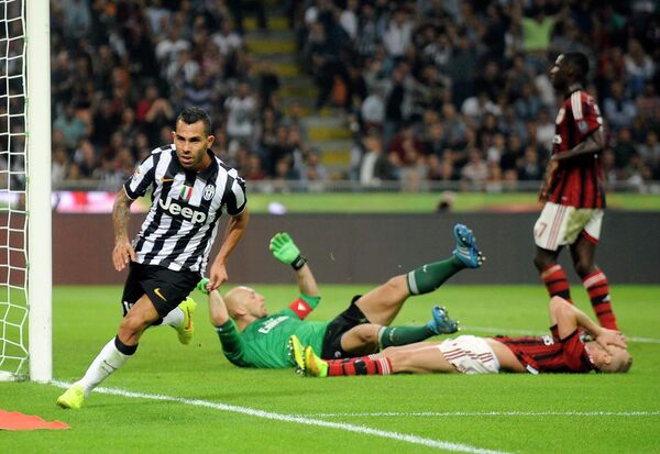 Карлос Тевес празднует гол в ворота Милана