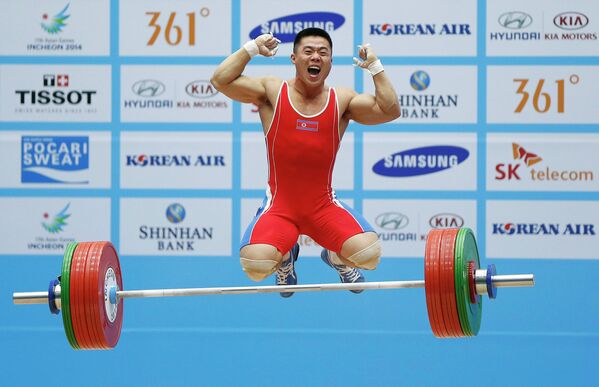Ким Унгук празднует обновление собственного мирового рекорда на 17-х Азиатских играх