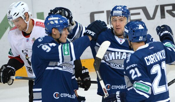 Хоккеисты Динамо Константин Горовиков, Максим Пестушко и Андрей Миронов (справа налево)
