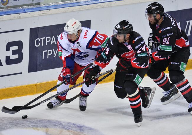 Нападающий Локомотива Алексей Кручинин и хоккеисты Авангарда Александр Попов и Никита Пивцакин (слева направо)
