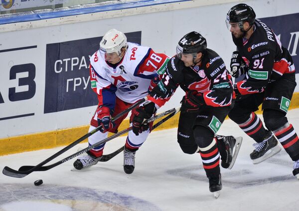 Нападающий Локомотива Алексей Кручинин и хоккеисты Авангарда Александр Попов и Никита Пивцакин (слева направо)