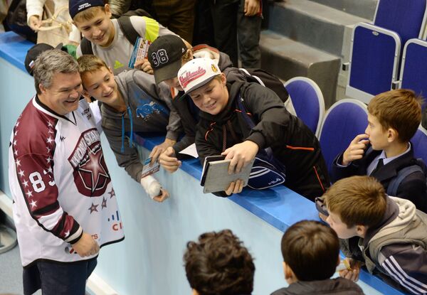 Игрок команды Звезды мирового хоккея Скот МакФерсон с юными болельщиками