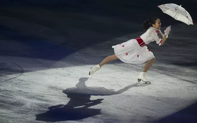 Мао Асада во время показательного выступления на командном чемпионате мира по фигурному катанию