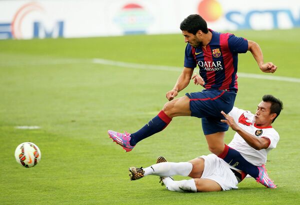 Нападающий Барселоны Луис Суарес в матче против юношеской сборной Индонезии