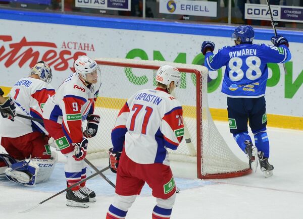 Нападающий Барыса Евгений Рымарев (крайний справа) радуется заброшенной шайбе в ворота Локомотива