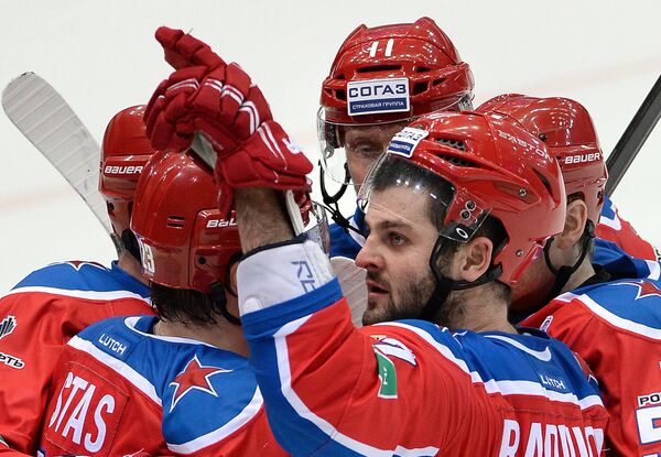 Хоккеисты ПХК ЦСКА Александр Радулов и Сергей Андронов (справа налево) радуются забитому голу