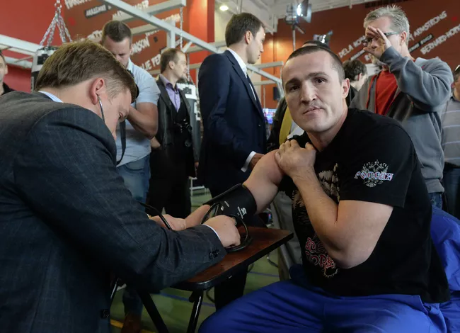 Чемпион мира по версии WBA Денис Лебедев (справа)