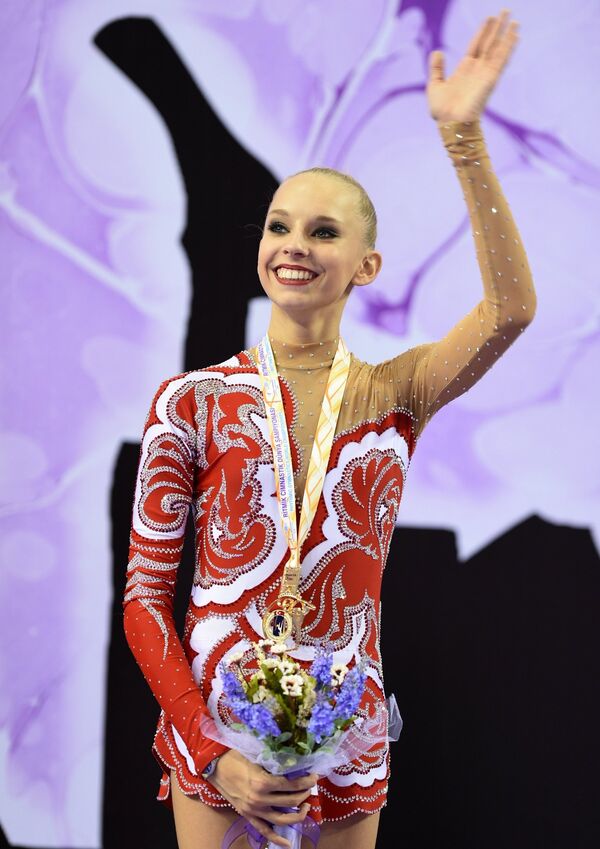 Яна Кудрявцева (Россия), завоевавшая золотую медаль в индивидуальном многоборье