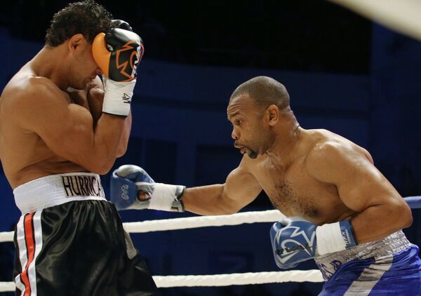 Американский боксер Рой Джонс (справа) в поединке против египетского боксера Хани Атийо