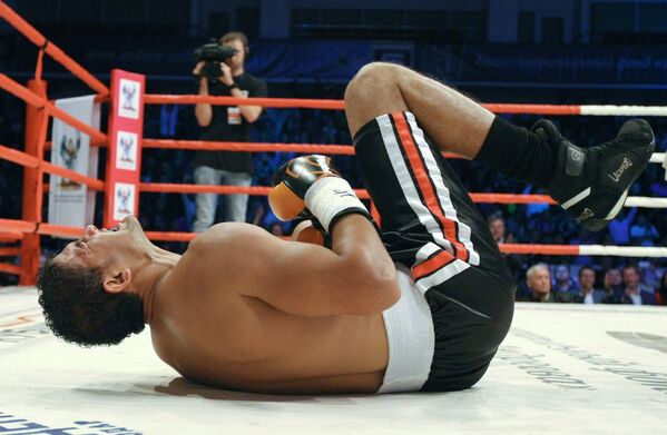 Египетский боксер Хани Атийо в поединке против американского боксера Роя Джонса