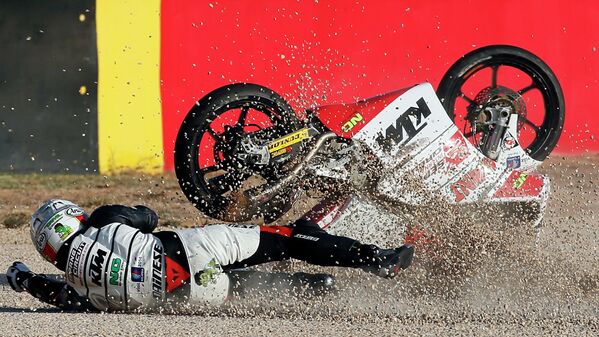 Мотогонщик команды KTM в серии Moto3 Хафик Азми во время падения с мотоцикла