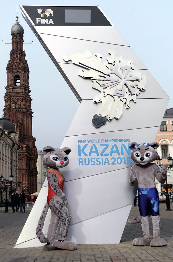 Талисманы барсы Итиль и Алсу на церемонии открытия стелы, которая будет отсчитывать дни до начала 16-го чемпионата мира по водным видам спорта в Казани.