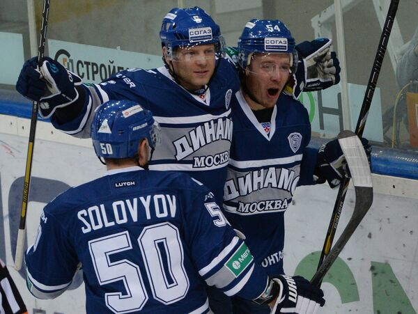 Хоккеисты Динамо Максим Соловьев, Сергей Соин, Денис Мосалев (слева направо) радуются заброшенной шайбе
