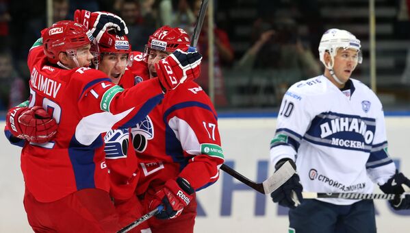 Хоккеисты Локомотива радуются заброшенной шайбе