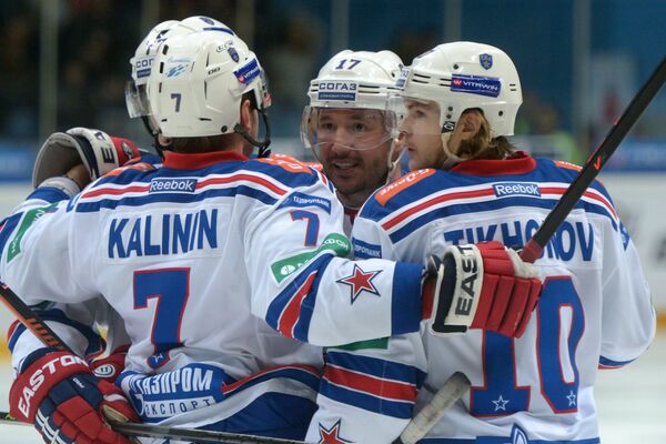 Хоккеисты СКА Илья Ковальчук и Виктор Тихонов