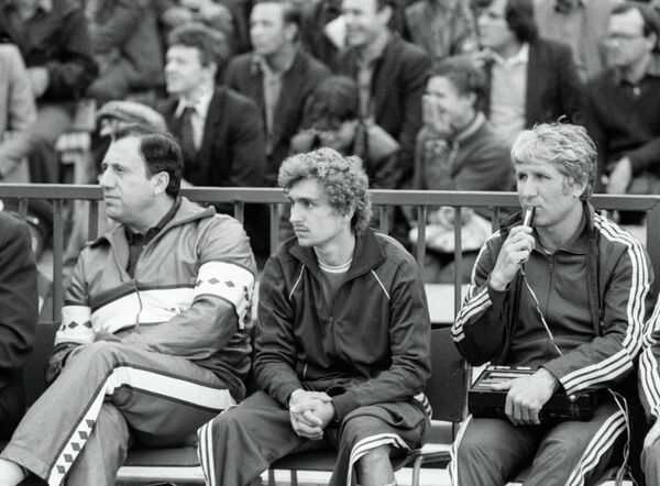 Нападающий футбольной команды Спартак Федор Черенков (в центре) наблюдает за матчем, сидя на скамейке запасных