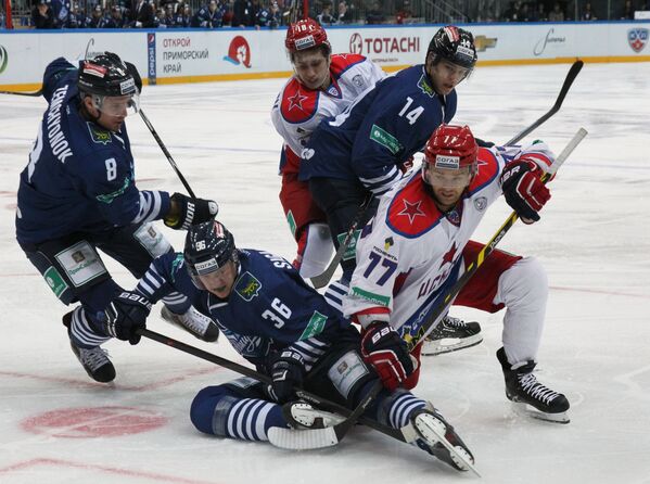 Игровой момент в матче чемпионата КХЛ между Адмиралом и ЦСКА