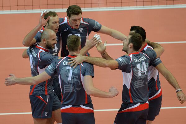 Волейболисты Белогорья радуются выигранному мячу в матче за Суперкубок России 2014.