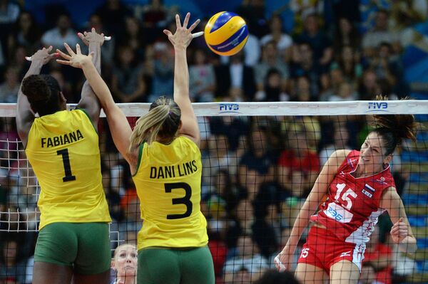 Игровой момент матча чемпионата мира по волейболу среди женских команд Бразилия - Россия