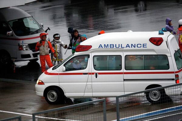 Карета скорой помощь, перевозившая пилота Маруси Жюля Бьянки в госпиталь после страшной аварии на Гран-при Японии