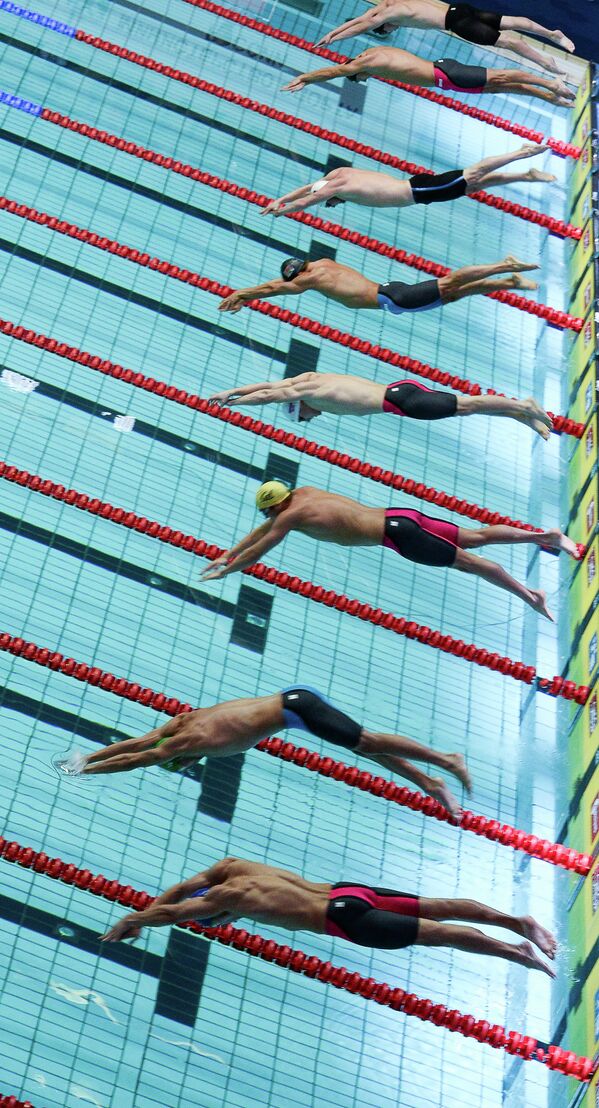 Старт на дистанции 50 метров брассом этапа Кубка мира по плаванию в Москве