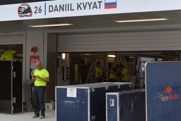 Разгрузка технологического оборудования в гараже пилота команды Scuderia Toro Rosso Даниила Квята на территории гоночной трассы Сочи Автодром