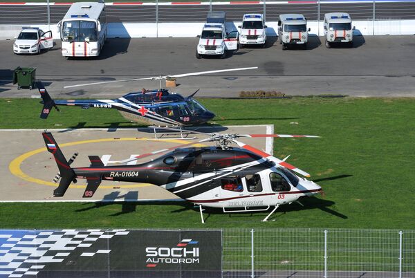 Вертолеты медицинской службы и автомобили МЧС России