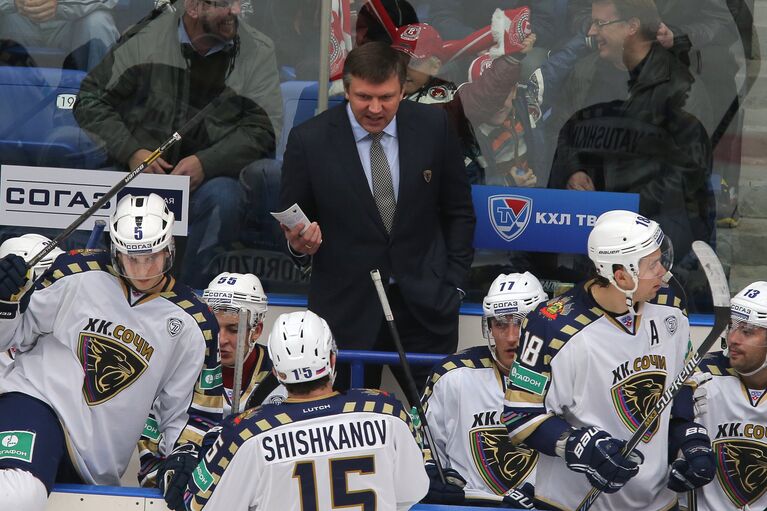 Главный тренер Сочи Вячеслав Буцаев и хоккеисты клуба