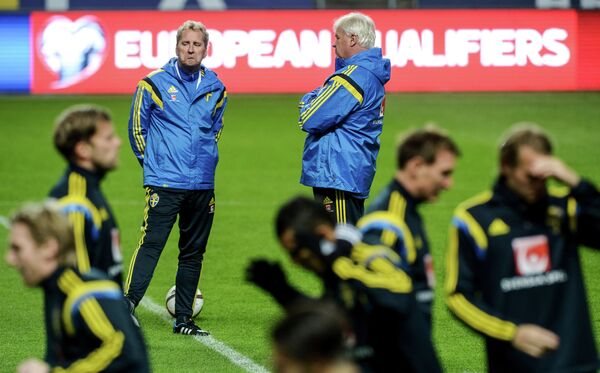 Главный тренер сборной Швеции по футболу Эрик Хамрен (третий слева) на тренировке.