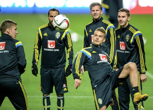 Футболисты и тренеры сборной Швеции на тренировке перед отборочным матчем чемпионата Европы 2016 со сборной России.