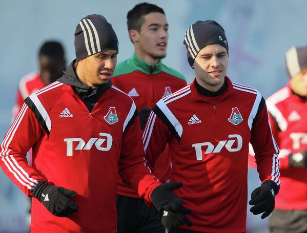Игроки футбольного клуба Локомотив Александр Шешуков (слева) и Арсений Логашов (справа).