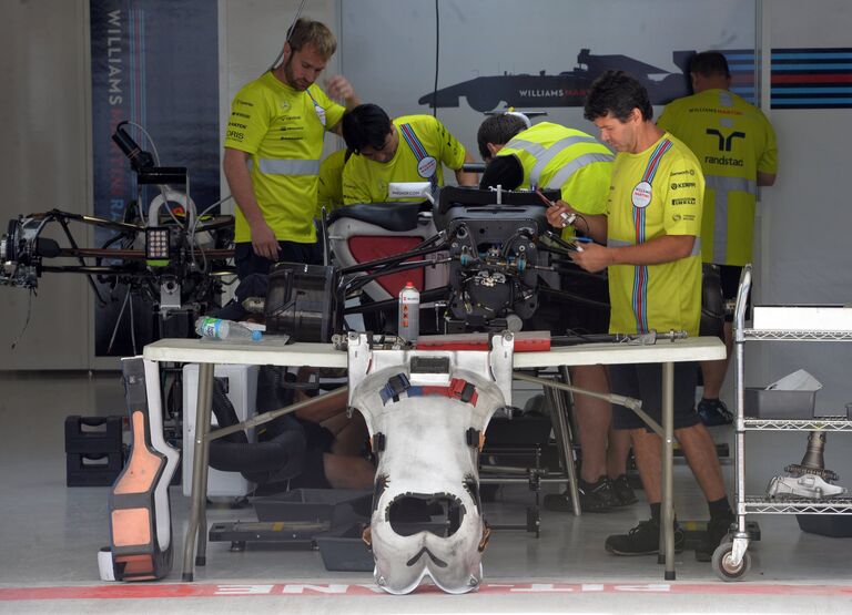 Подготовка к российскому этапу чемпионата мира по кольцевым автогонкам в классе Формула-1 Подготовка к российскому этапу чемпионата мира по кольцевым автогонкам в классе Формула-1