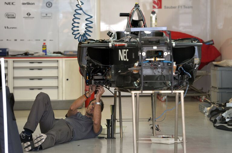 Подготовка к российскому этапу чемпионата мира по кольцевым автогонкам в классе Формула-1 Подготовка к российскому этапу чемпионата мира по кольцевым автогонкам в классе Формула-1