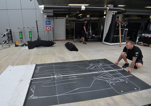 Подготовка к российскому этапу чемпионата мира по кольцевым автогонкам в классе Формула-1