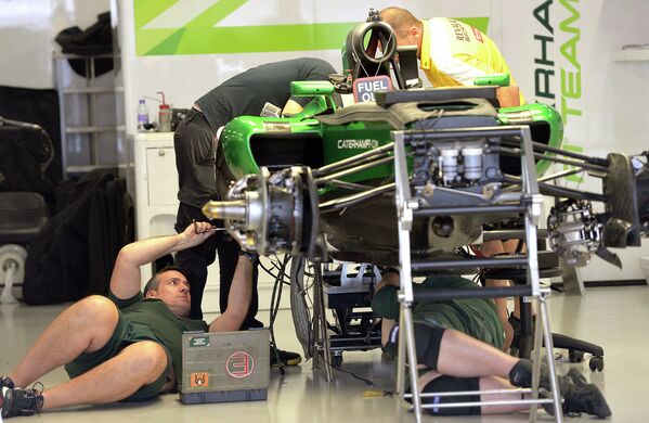 Болид команды Катерхэм в паддоке перед началом российского этапа чемпионата мира по кольцевым автогонкам в классе Формула-1.