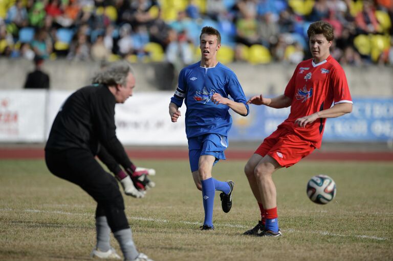 На фото по центру: гонщик команды Торо Россо Даниил Квят На фото по центру: гонщик команды Торо Россо Даниил Квят