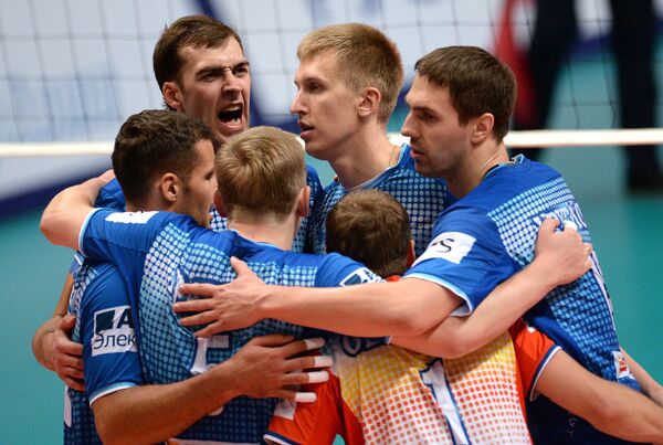 Волейболисты московского Динамо радуются выигранному очку