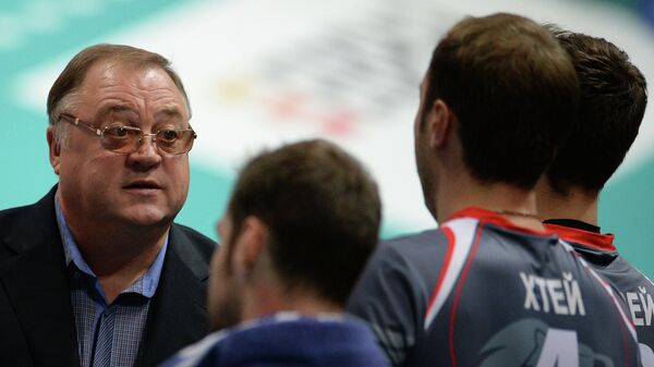 Главный тренер Белогорья Геннадий Шипулин дает указания игрокам своей команды