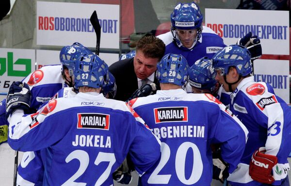 Дуг Шедден и хоккеисты сборной Финляндии