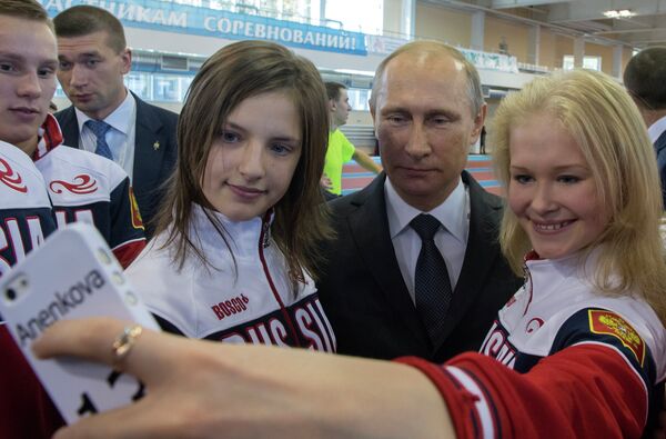 Владимир Путин фотографируется с победителями II Летних юношеских Олимпийских игр 2014 года в Нанкине