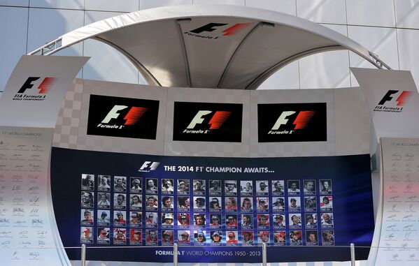 Стенд с портретами чемпионов Формулы-1 на Сочи-Автодроме.