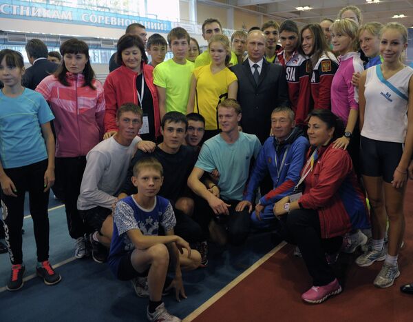 Президент России Владимир Путин общается с учащимися специализированной детско-юношеской спортивной школы олимпийского резерва